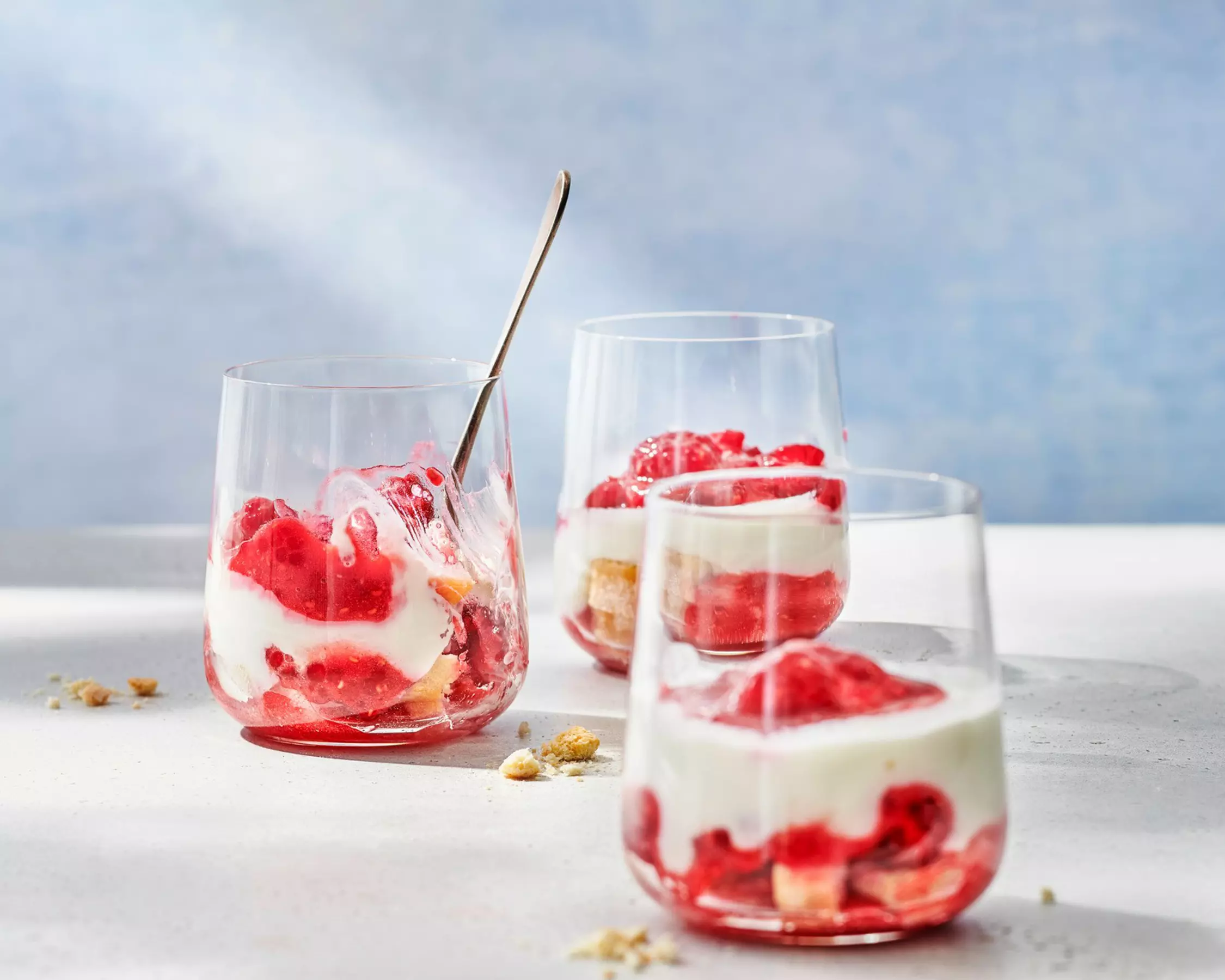 Himbeer-Tiramisu mit heller Skyrcreme, Himbeersauce und Löffelbiskuits in Dessertgläsern