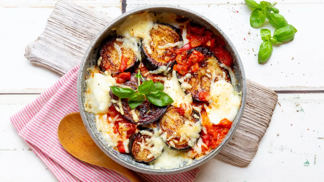 Mediterraner Auberginen-Auflauf mit Tomatensauce, Mozzarella und Parmesan in einer Auflaufform