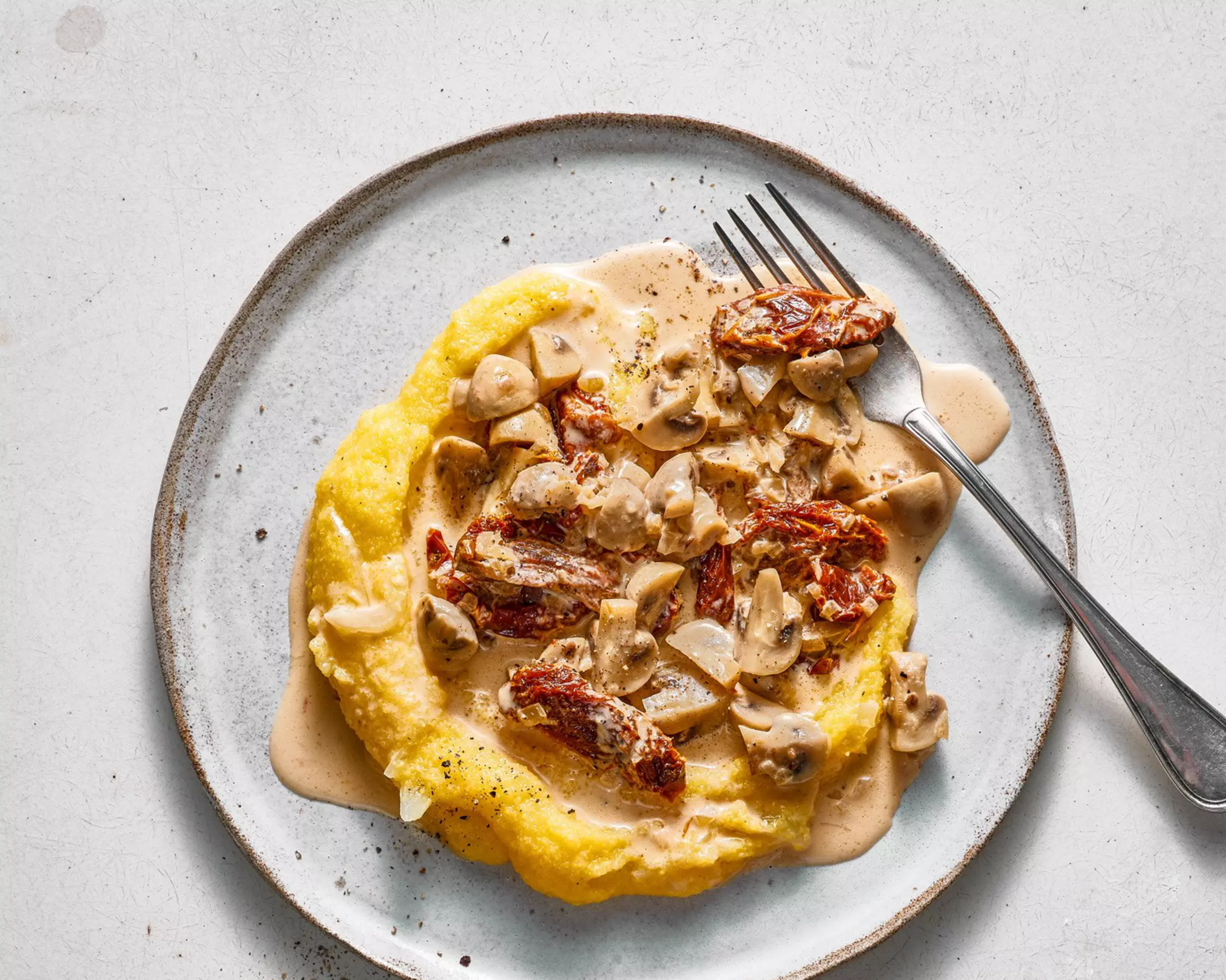 Polenta mit sämiger Pilzsauce, Champignons und getrockneten Tomaten